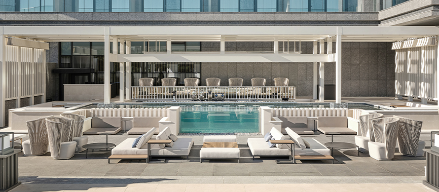 여유로운 분위기의 야외 풀사이드 바