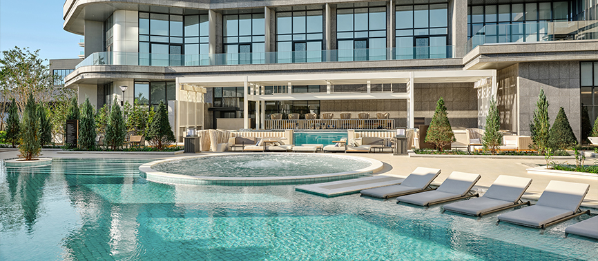 쾌적하고 여유로운 야외 수영장