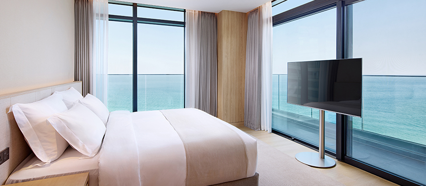 파노라마처럼 펼쳐진 바다를 바라볼 수 있는 스위트 룸