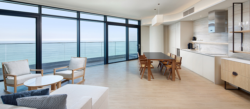 파노라마처럼 펼쳐진 바다를 바라볼 수 있는 스위트 룸